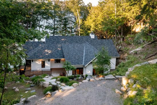 lakeside-cottage-modern-style-bungalow-portfolio-2022-4-monochrome-cool-Normerica-Timber-Frame-cottage-exterior 4