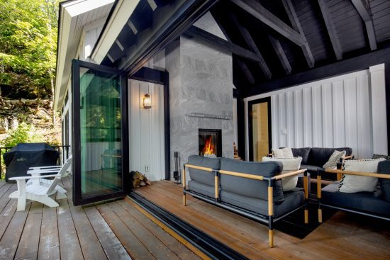 lakeside-cottage-modern-style-bungalow-portfolio-2022-4-monochrome-cool-Normerica-Timber-Frame-cottage-muskoka-room