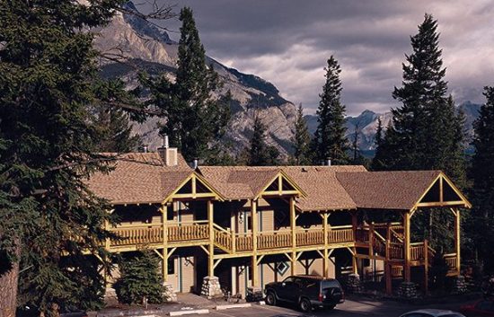 1 Normerica Timber Frames Commercial Projects Buffalo Mountain Lodge Hotel Banff Canada Exterior 550x353