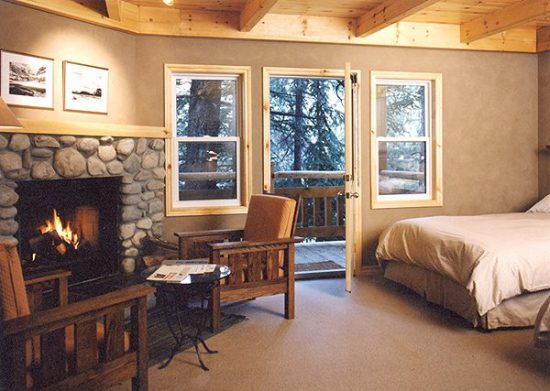 11 Normerica Timber Frames Commercial Projects Buffalo Mountain Lodge Hotel Banff Canada Interior Bedroom 550x391