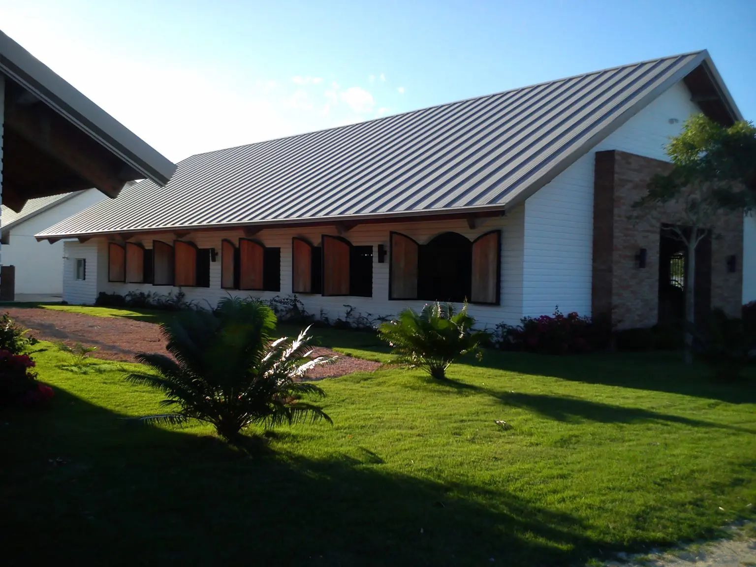 5 Normerica Timber Frames Commercial Project Dominican Republic Los Establos Timber Frame Roof Barn 1536x1152.jpg